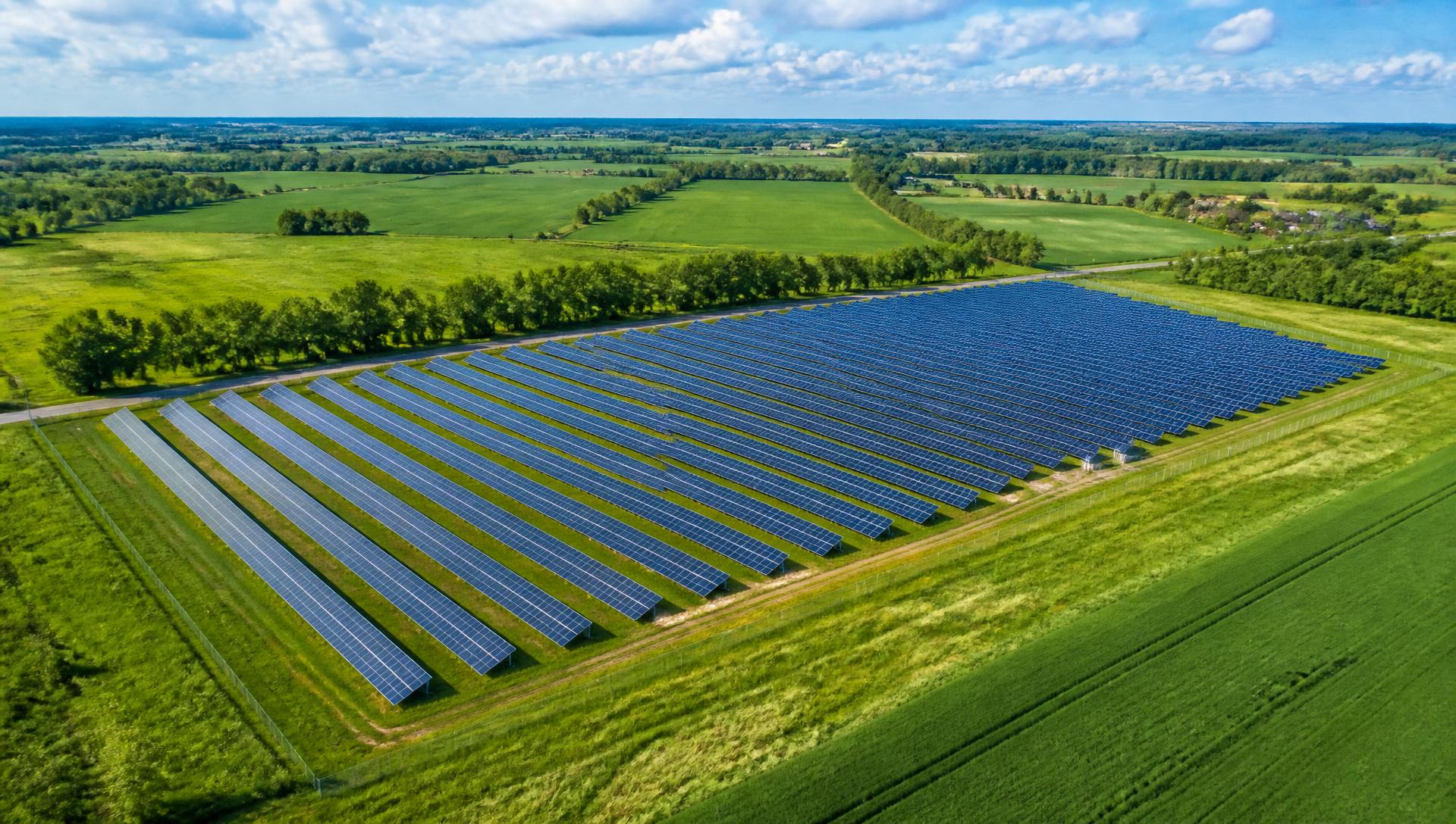 Komercinė saulės elektrinė lauke